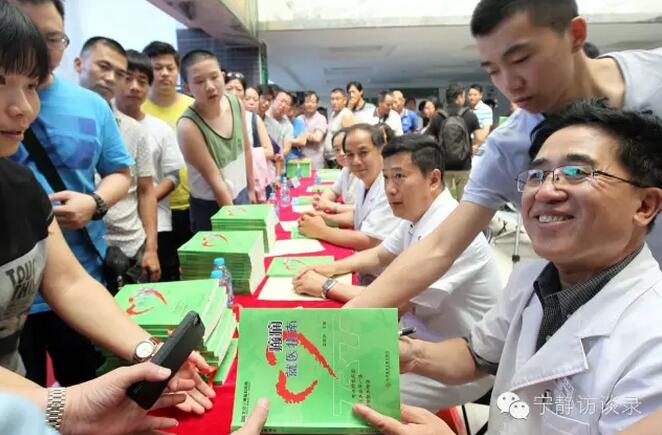 國際癲癇關(guān)愛日，專家為患者和家屬贈書